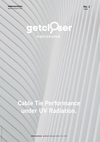 Strona tytułowa białej księgi pt. „The Effect of UV Radiation on Cable Tie Performance” (Wpływ promieniowania UV na właściwości użytkowe opasek kablowych)
