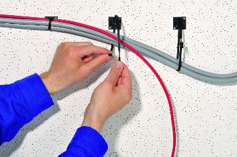 Niektóre produkty do zarządzania kablami można łączyć z opaskami kablowymi - przykładem są uchwyty Q-Mounts.