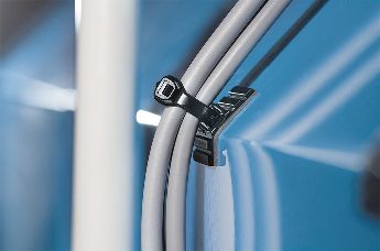 Uchwyt FlexTack do opasek kablowych to elastyczny sposób zarządzania kablami dla powierzchni okrągłych i kątowych.