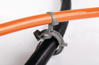 Klipsy kablowe do rur zapewniają doskonałą elastyczność przy prowadzeniu przewodów.