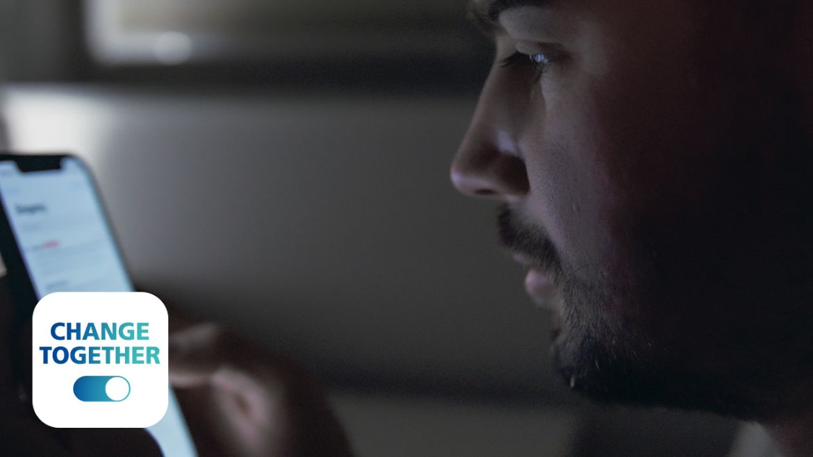 Miniaturka z mężczyzną przeglądającym smartfona