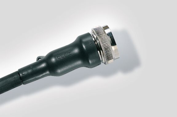 Kształtka termokurczliwa w połączeniu z adapterem wtyczki z wewnętrznym rowkiem