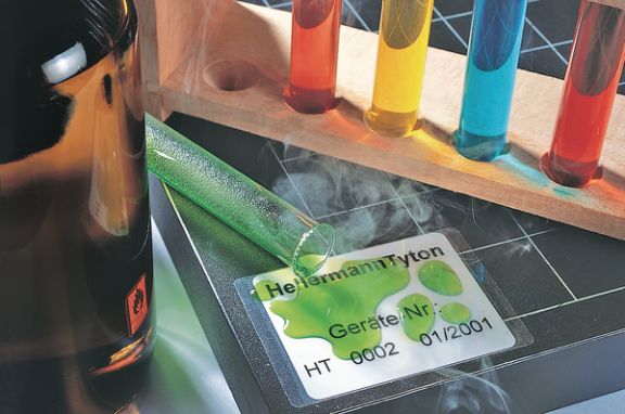 Etykiety o wysokiej odporności na działanie wody, alkoholu, olejów i rozpuszczalników