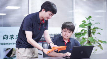 Zdjęcie przedstawiające dwie osoby pracujące w biurze w jednym z oddziałów HellermannTyton