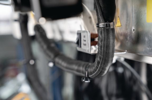 Poliestrowy oplot na kable Helagaine Twist-In-FR, samozamykający, odporny na płomień