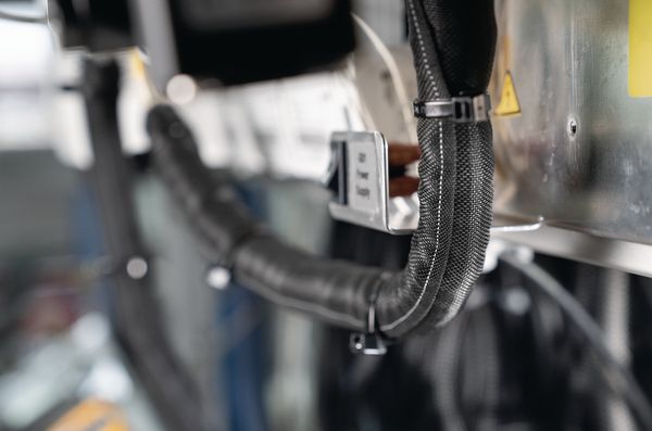 Poliestrowy oplot na kable Helagaine Twist-In-FR, samozamykający, odporny na płomień
