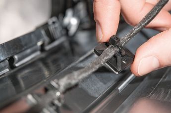 Sztywne i niezawodne uchwyty do opasek kablowych, które nie odkształcają się na skutek obciążenia