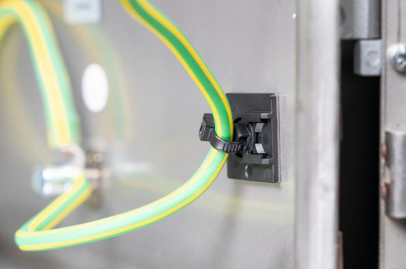 Obracane uchwyty do kabli z wejściem na opaskę kablową