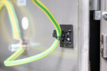 Obracane uchwyty do kabli z wejściem na opaskę kablową