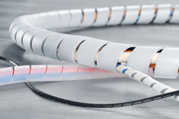 Biały wąż spiralny do standardowych zastosowań elektrycznych oraz do budowy rozdzielnic i instalacji przemysłowych