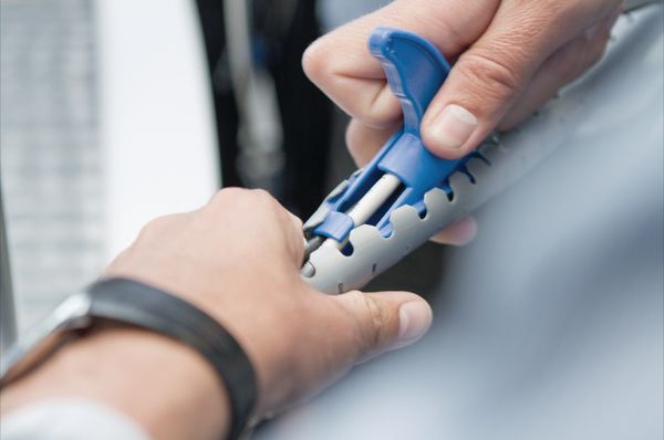 HelaWrap: szybki i prosty montaż dzięki mechanizmowi przypominającemu zamek błyskawiczny