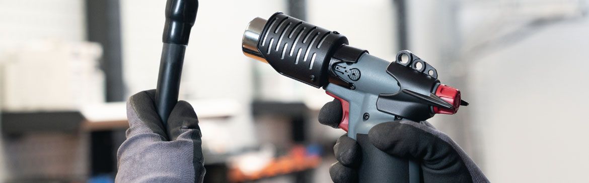 Akumulatorowy pistolet grzewczy HellermannTyton CHG900 jest lekkim, przenośnym narzędziem na gorące powietrze do zastosowań termokurczliwych w odległych lokalizacjach, poza siecią energetyczną.