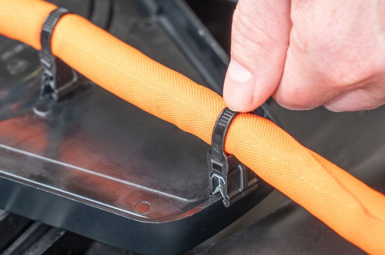 Edge clips zaprojektowane z myślą o zmniejszeniu wysiłku montażowego (S50SOSEC)