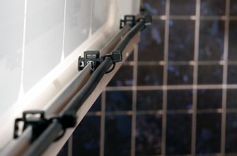 Edge clip do prowadzenia wielu tras kablowych