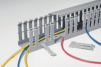 System kanałów kablowych HelaDuct jest niezbędnym elementem wyposażenia szaf sterowniczych zwłaszcza w przypadku producentów stawiających na jakość