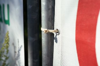 Biodegradowalne opaski kablowe wykonane z materiału pochodzenia biologicznego.