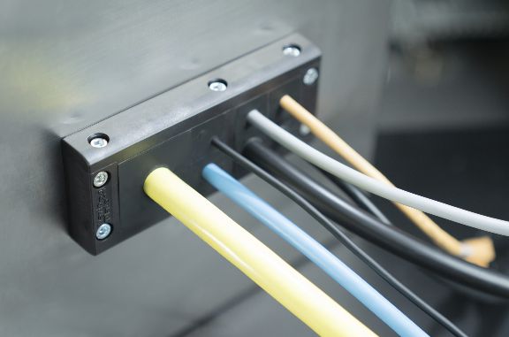 Przepusty wielootworowe VarioPlate na maksymalnie 42 kable z tylko jedną ramką