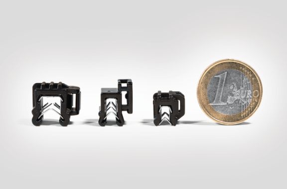 Uchwyty do kabli montowane na krawędź są dostępne w różnych rozmiarach