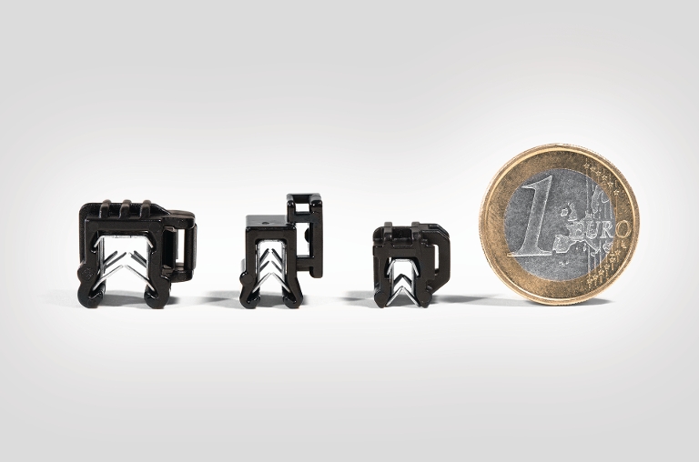 klips krawędziowy (EdgeClip Mini) jest o 30% mniejszy niż inne uchwyty do opasek kablowych