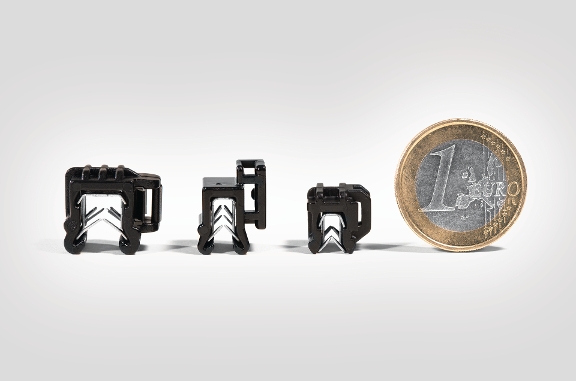 klips krawędziowy (EdgeClip Mini) jest o 30% mniejszy niż inne uchwyty do opasek kablowych