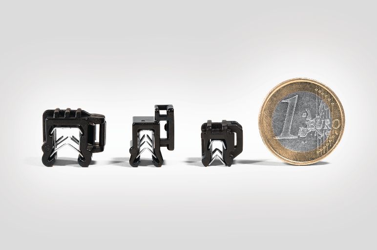 klips krawędziowy (EdgeClip Mini) jest o 30% mniejszy niż inne uchwyty do opasek kablowych