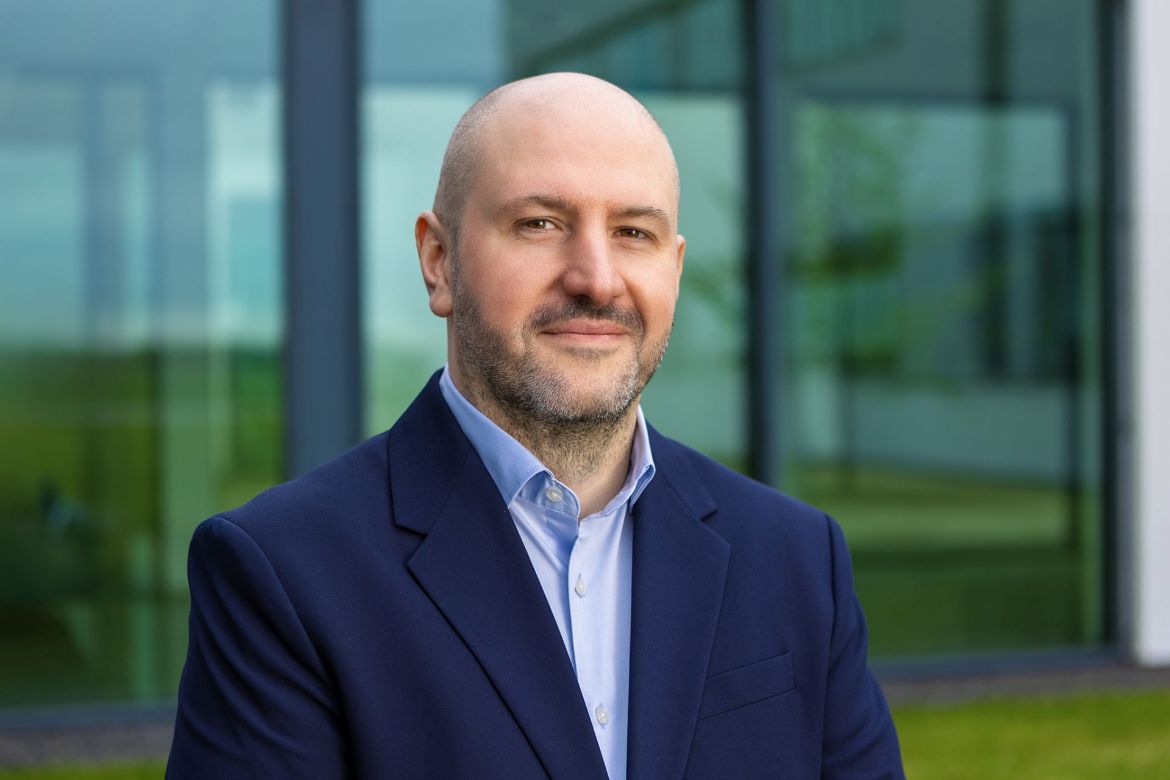 Zdjęcie Tomasza Templina - Product Managera odpowiedzialnego za obszar Identyfikacji w tym taże Auto ID