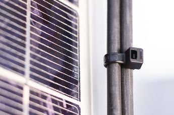 Opaska kablowa odporna na UV HellermannTyton w instalacji fotowoltaicznej